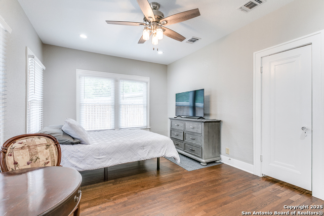 Image 16 of 26 For 2415 W Wildwood