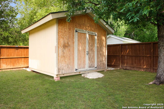 Listing photo id 35 for 5803 Sugarberry
