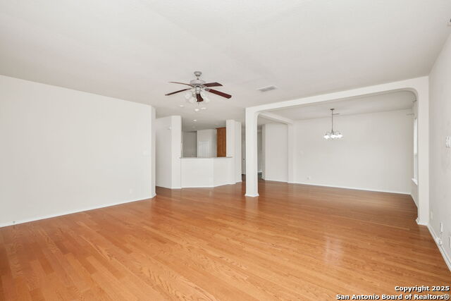 Listing photo id 5 for 5803 Sugarberry