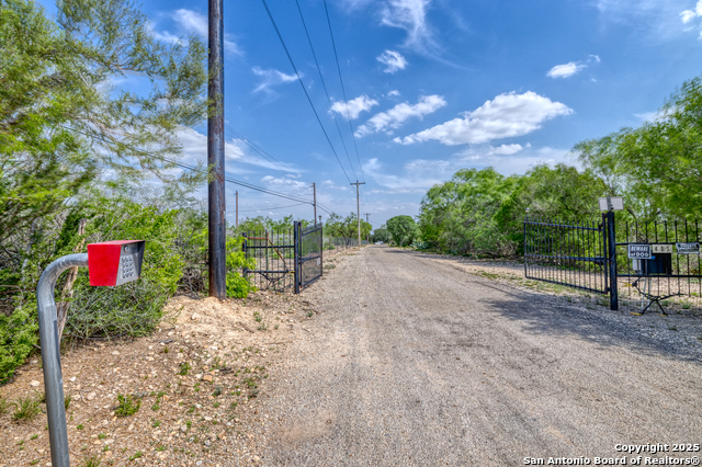 Details for 433 Mills Ln, Uvalde, TX 78801