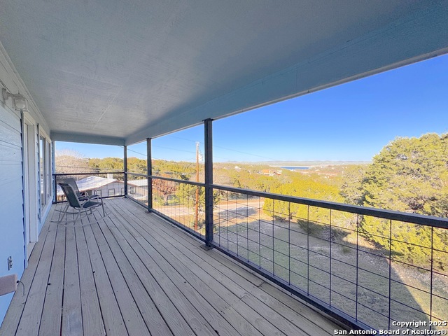 Listing photo id 13 for 726 Barbara Drive