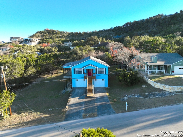 Listing photo id 2 for 726 Barbara Drive