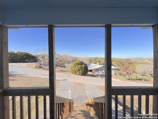 Listing photo id 5 for 726 Barbara Drive