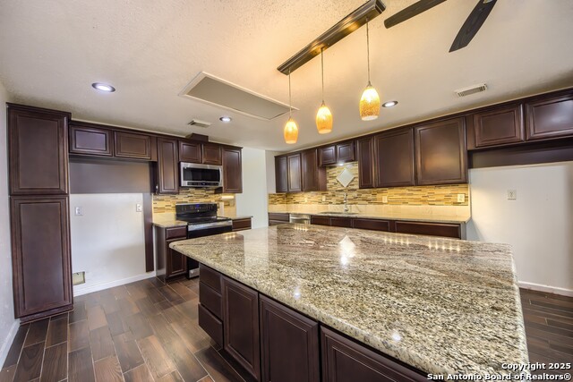 Listing photo id 9 for 9038 Koenig
