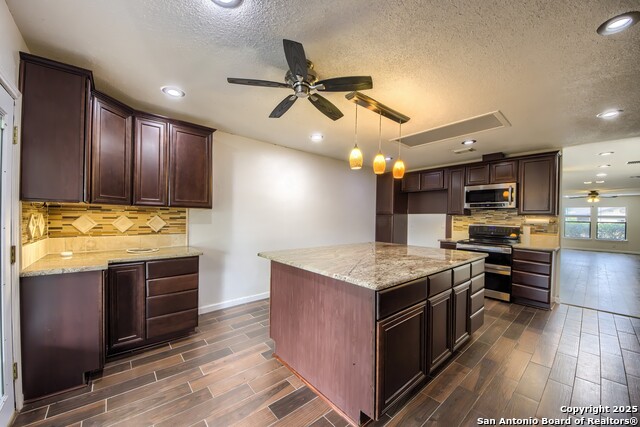 Listing photo id 11 for 9038 Koenig