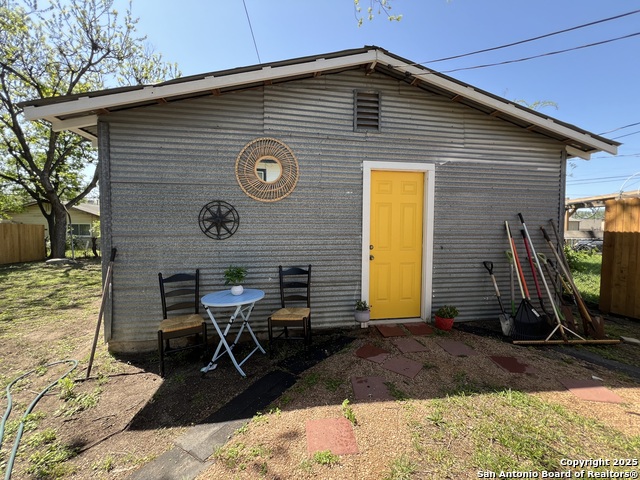 Listing photo id 37 for 3950 Walters S