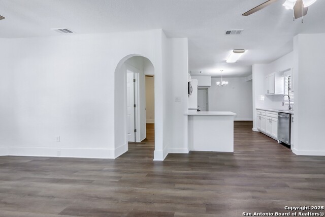 Image 16 of 32 For 422 Buckingham Avenue
