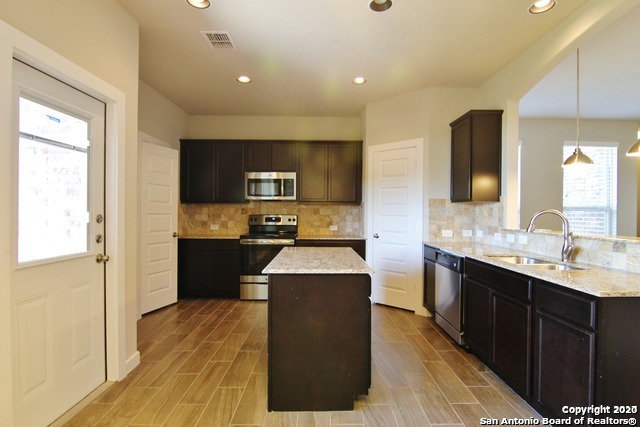 Listing photo id 1 for 418 Creekside Curve