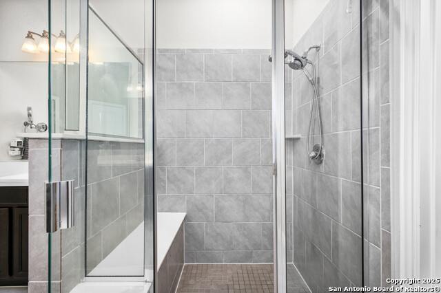 Listing photo id 21 for 14447 Costa Leon