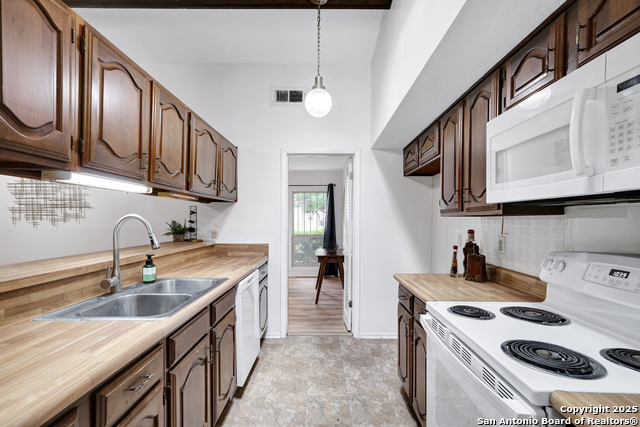 Listing photo id 11 for 14320 Forum Rd