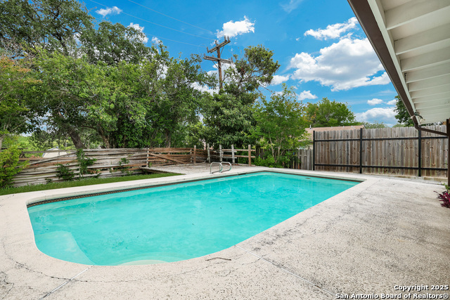 Listing photo id 29 for 14320 Forum Rd