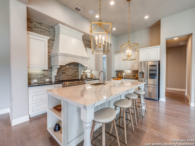 Listing photo id 3 for 1410 Burgundy