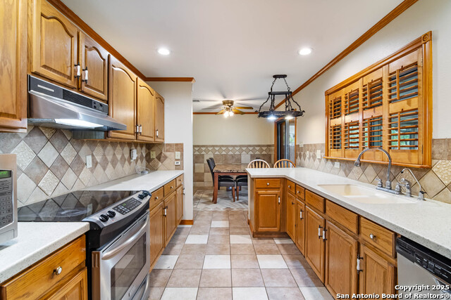 Listing photo id 5 for 6763 Shadow Run