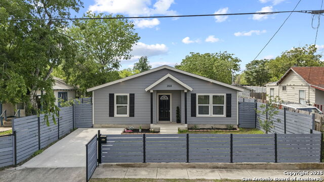 Listing photo id 0 for 2614 W Poplar