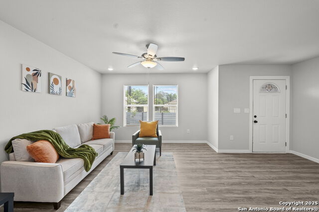 Listing photo id 4 for 2614 W Poplar