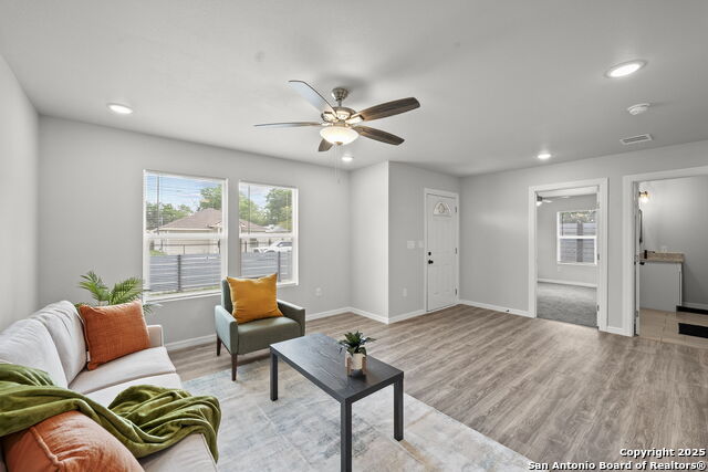 Listing photo id 5 for 2614 W Poplar
