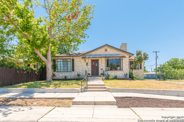 Listing photo id 0 for 700 Dawson