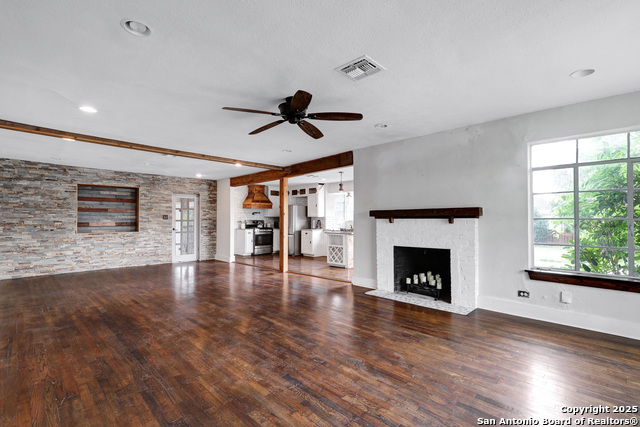 Listing photo id 2 for 700 Dawson