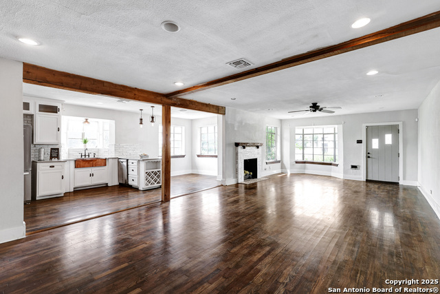 Listing photo id 3 for 700 Dawson