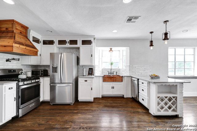 Listing photo id 4 for 700 Dawson