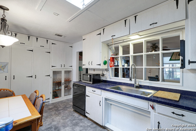 Image 15 of 31 For 632 Broadview W
