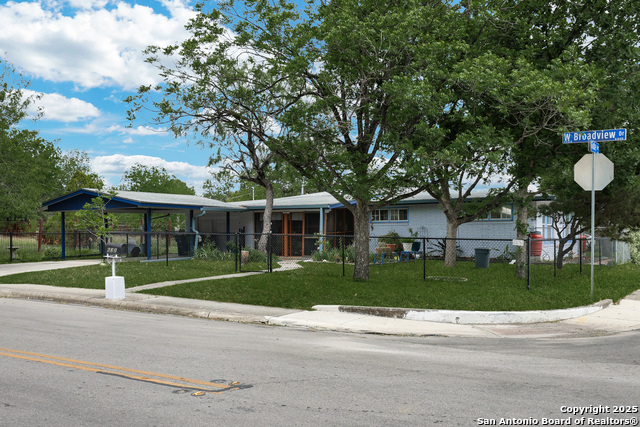 Image 3 of 31 For 632 Broadview W