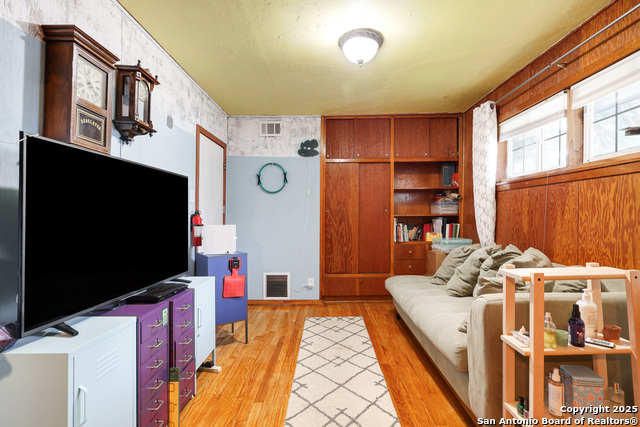 Image 9 of 31 For 632 Broadview W