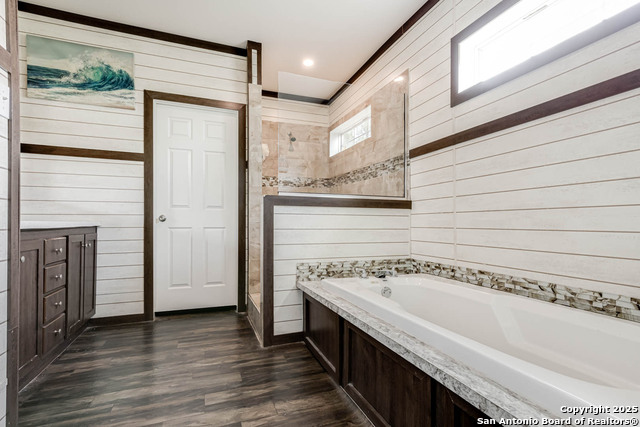 Listing photo id 11 for 1405 Fm 478