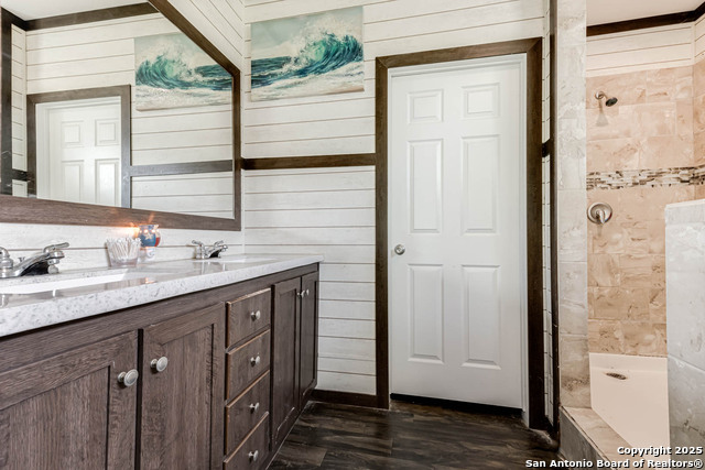 Listing photo id 12 for 1405 Fm 478