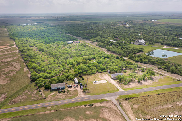 Listing photo id 15 for 1405 Fm 478
