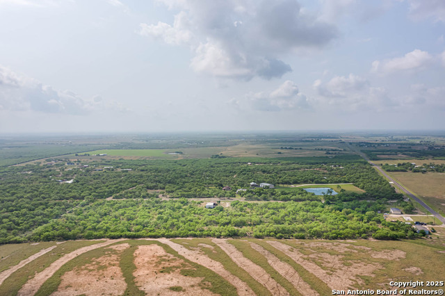 Listing photo id 16 for 1405 Fm 478
