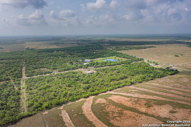 Listing photo id 17 for 1405 Fm 478