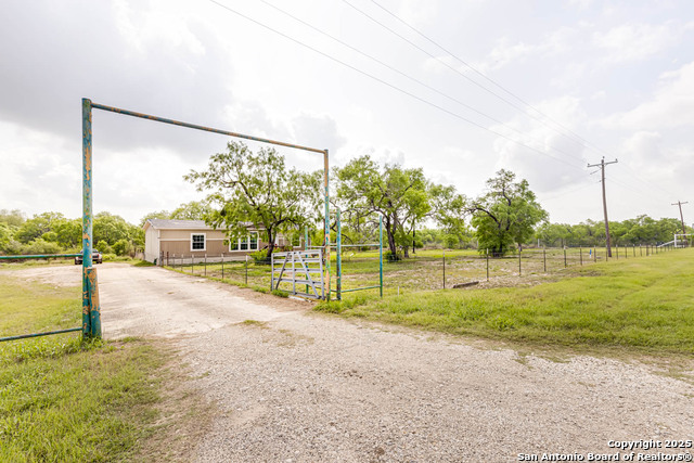 Listing photo id 0 for 1405 Fm 478