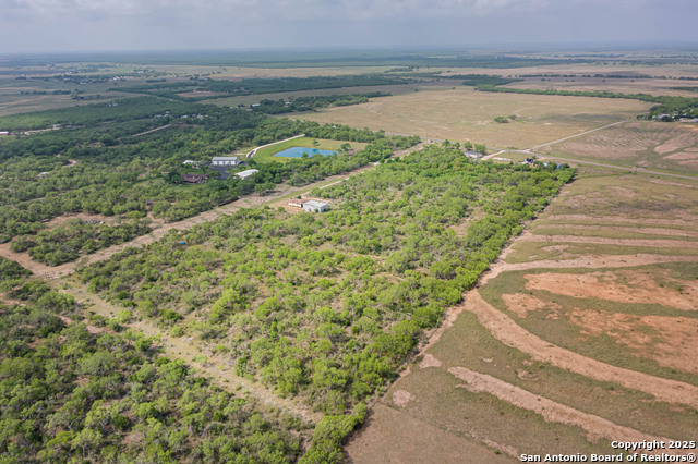 Listing photo id 18 for 1405 Fm 478