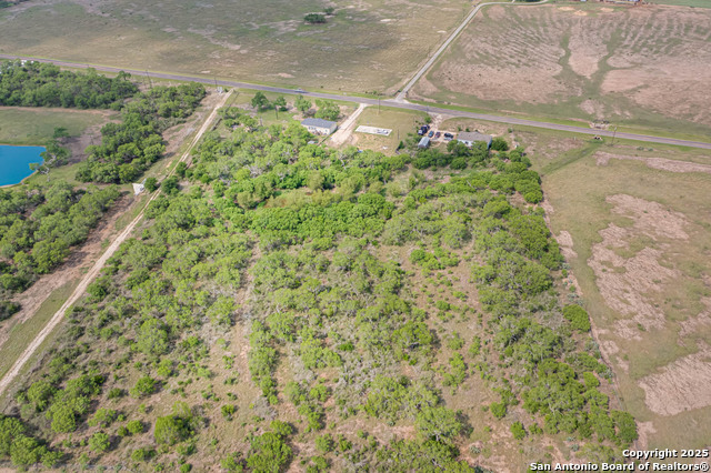 Listing photo id 21 for 1405 Fm 478