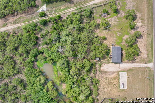 Listing photo id 22 for 1405 Fm 478