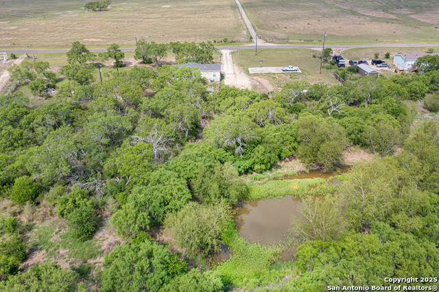 Listing photo id 23 for 1405 Fm 478