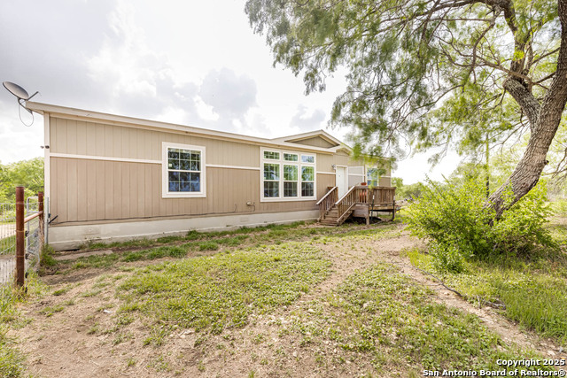 Listing photo id 2 for 1405 Fm 478