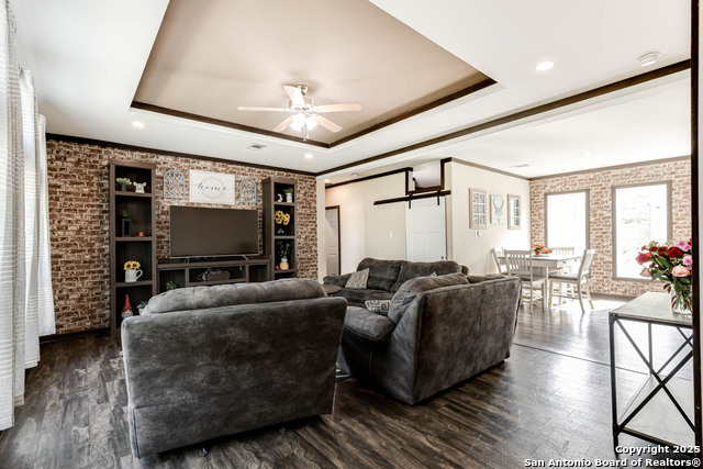 Listing photo id 3 for 1405 Fm 478