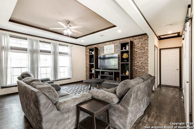 Listing photo id 5 for 1405 Fm 478