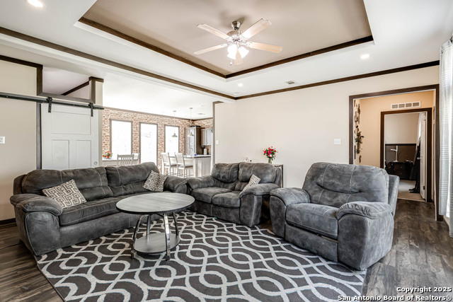 Listing photo id 6 for 1405 Fm 478