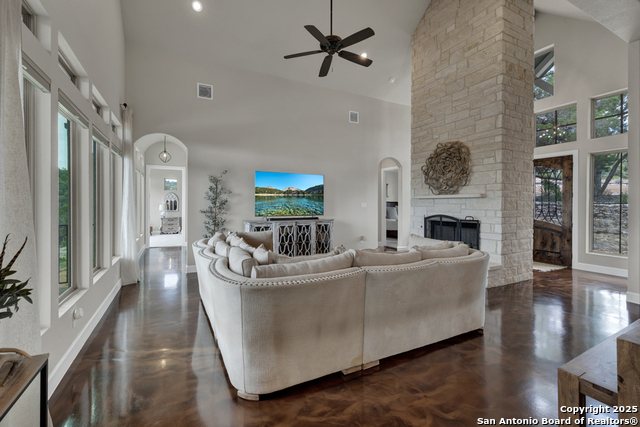Listing photo id 14 for 2337 Lombardy
