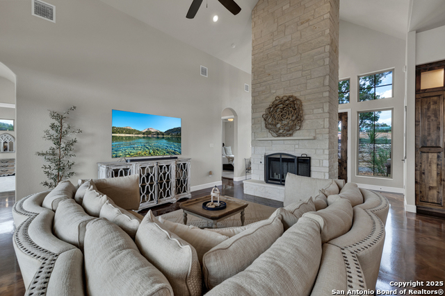Listing photo id 15 for 2337 Lombardy