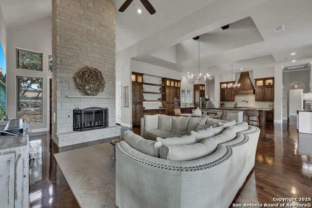Listing photo id 16 for 2337 Lombardy