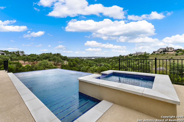 Listing photo id 0 for 2337 Lombardy