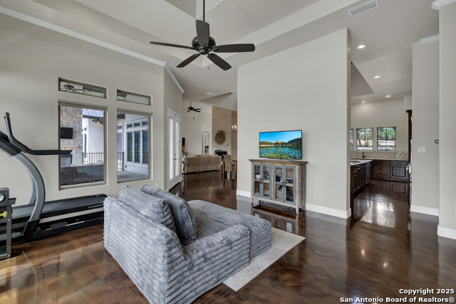 Listing photo id 37 for 2337 Lombardy
