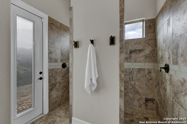Listing photo id 62 for 2337 Lombardy
