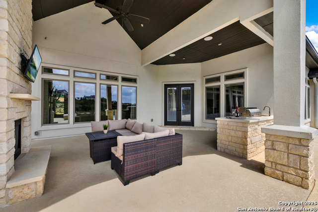 Listing photo id 66 for 2337 Lombardy