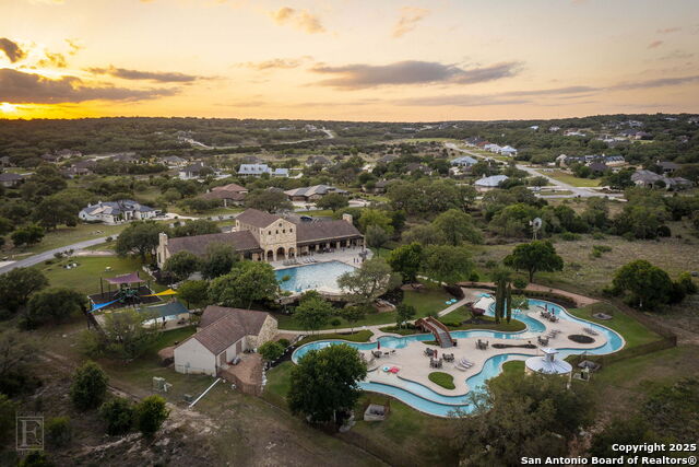 Listing photo id 81 for 2337 Lombardy