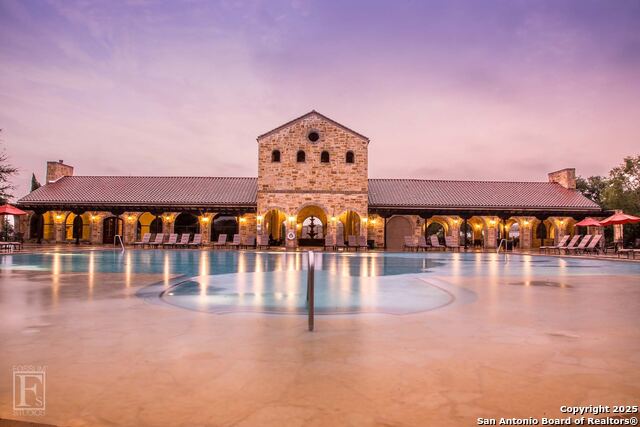 Listing photo id 85 for 2337 Lombardy
